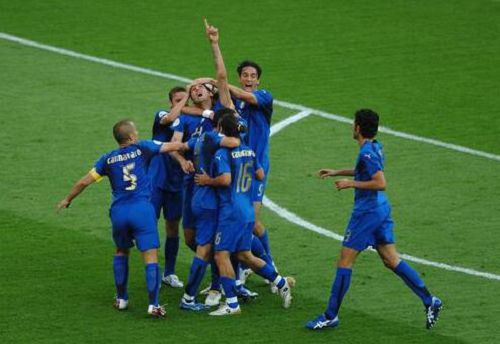  英超豪门与巴黎竞逐！19岁希腊中场新星穆扎基蒂斯成转会市场焦点